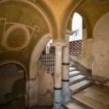 Seguono una serie di archi rampanti su cui poggiano le volte di copertura, decorate con altre scene mitologiche ed elementi vegetali e geometrici